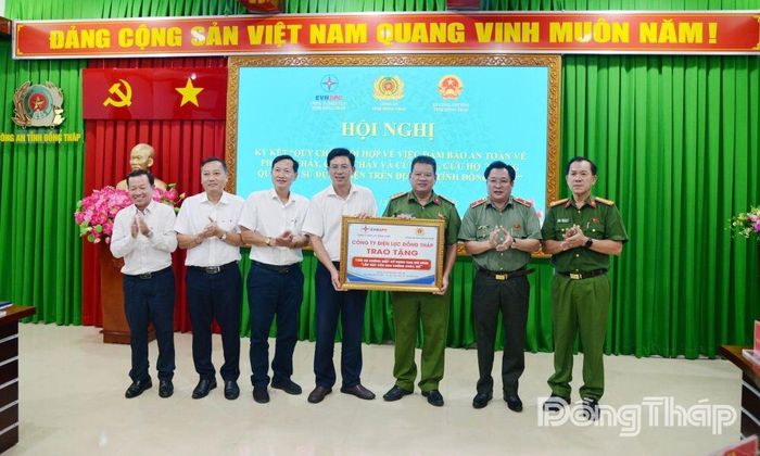Điện lực Đồng Tháp trao tặng cầu dao chống giật cho mô hình "Lắp đặt cầu dao chống cháy nổ".
