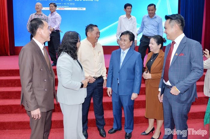 Phó Chủ tịch Thường trực UBND tỉnh Đồng Tháp Trần Văn Dũng trao đổi với các DN.