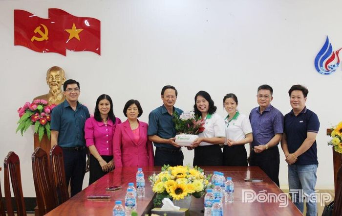 Đoàn công tác chúc mừng Công ty Cổ phần Thương mại Dầu khí Đồng Tháp.