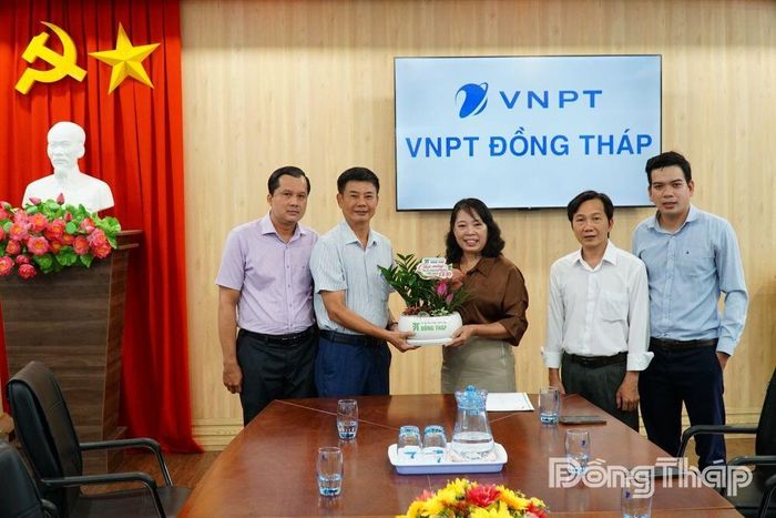 Ban Giám đốc Báo và phát thanh, truyền hình Đồng Tháp thăm, chúc mừng Viễn thông Đồng Tháp nhân Ngày Doanh nhân Việt Nam.