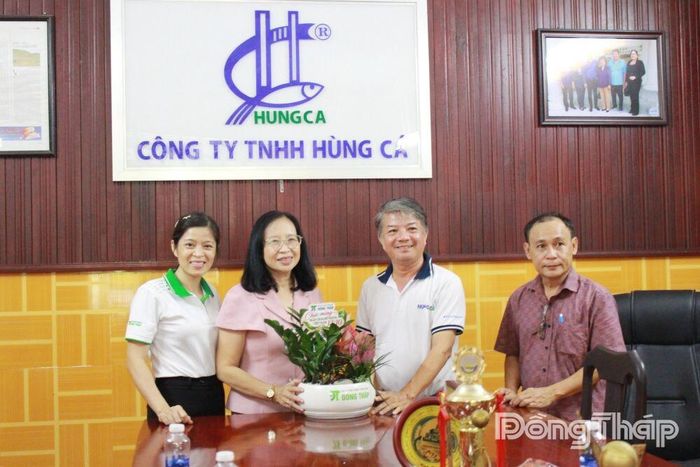 Nhà báo Nguyễn Thị Ngọc Diệp, Phó Giám đốc Báo và phát thanh, truyền hình Đồng Tháp chúc mừng Công ty TNHH Hùng Cá.