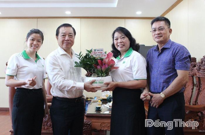 Đoàn công tác chúc mừng lãnh đạo Ngân hàng Agribank - Chi nhánh Đồng Tháp.