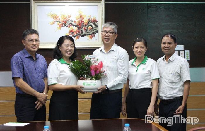 Nhà báo Ngô Thị Ngọc Hạnh, Giám đốc Báo và phát thanh, truyền hình Đồng Tháp thăm, chúc mừng Công ty Cổ phần Dược phẩm Imexpharm.