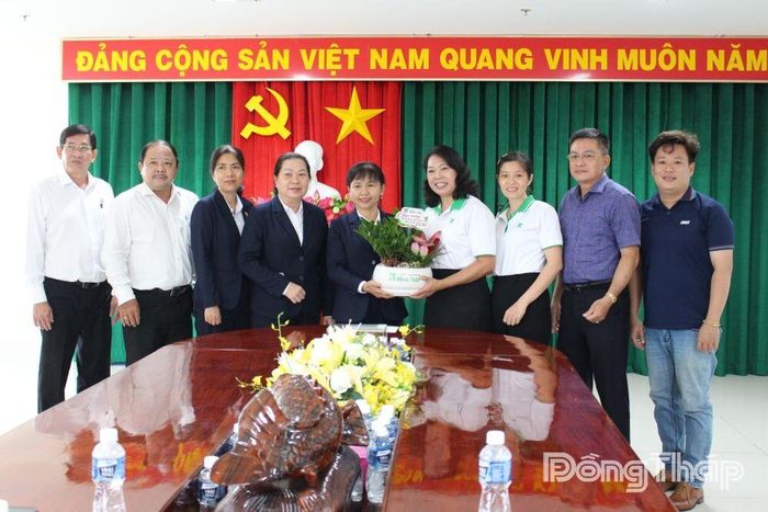 Đoàn công tác chúc mừng Công ty TNHH MTV Xổ số kiến thiết Đồng Tháp.