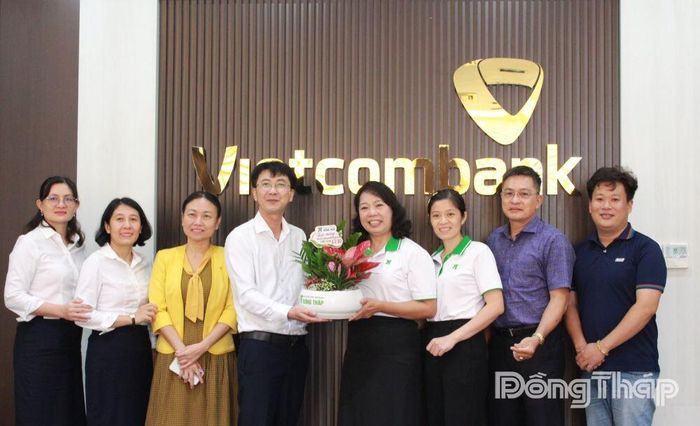 Lãnh đạo Báo và phát thanh, truyền hình Đồng Tháp chúc mừng Ngân hàng Vietcombank - Chi nhánh Đồng Tháp.