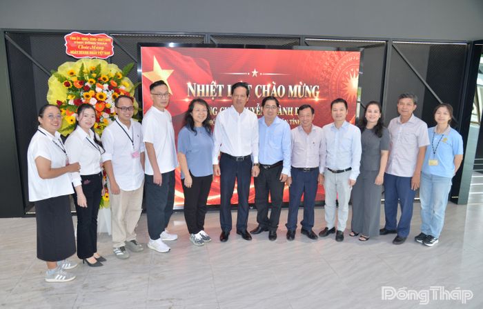 Đồng chí Nguyễn Thành Diệu tặng hoa chúc mừng Công ty TNHH Giày Apache Việt Nam.