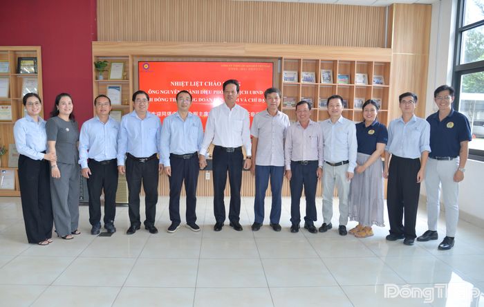 Đồng chí Nguyễn Thành Diệu thăm, chúc mừng Công ty TNHH Lốp Advance Việt Nam.