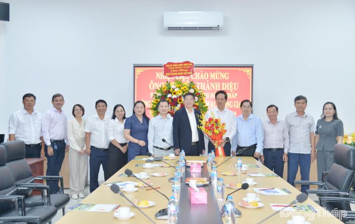 Đồng chí Nguyễn Thành Diệu tặng hoa chúc mừng Công ty TNHH Phát triển KCN Long Giang.