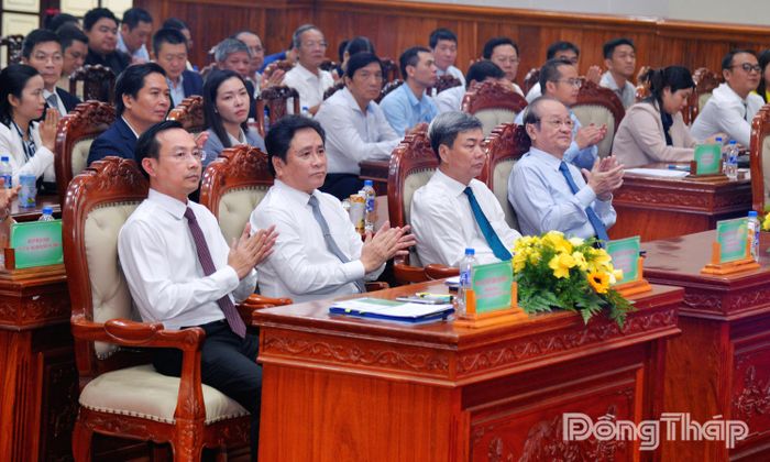 Đại biểu dự buổi họp mặt.