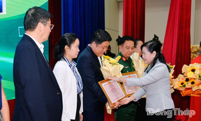 Đồng chí Châu Thị Mỹ Phương trao Bằng khen và tặng hoa chúc mừng các tập thể doanh nghiệp.
