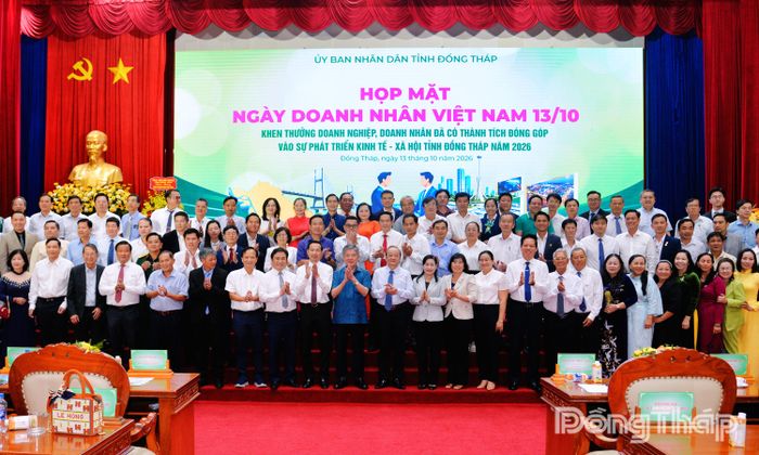Lãnh đạo tỉnh cùng các doanh nghiệp, doanh nhân tại chương trình họp mặt.