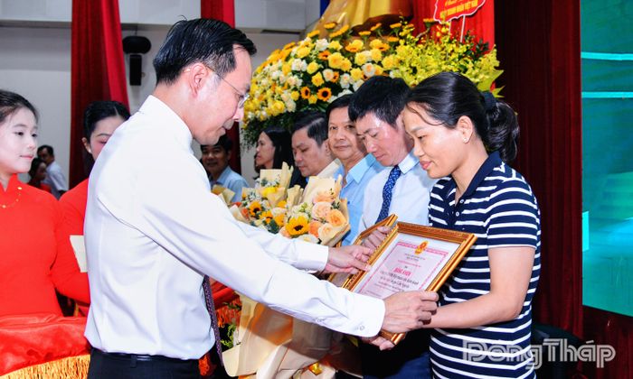 Đồng chí Nguyễn Thanh Nhàn trao Bằng khen và tặng hoa chúc mừng các tập thể doanh nghiệp.