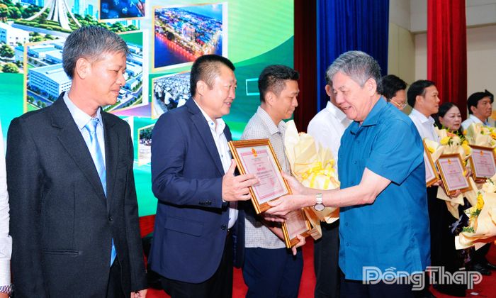 Đồng chí Ngô Chí Cường trao Bằng khen và tặng hoa chúc mừng các tập thể doanh nghiệp.
