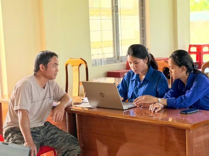 Đoàn viên, thanh niên phường An Phú ra quân hỗ trợ người dân đăng ký thủ tục hành chính trực tuyến. Ảnh: Xuân Hà