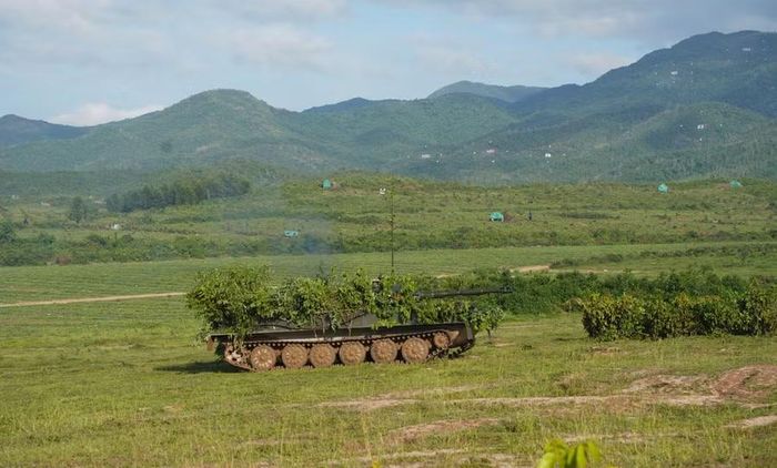 Xe tăng cơ động tiến công tiêu diệt các mục tiêu. Ảnh: Hồng Phúc