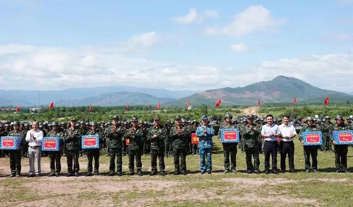 Thủ trưởng Bộ Tư lệnh Quân khu 5 tặng quà, động viên các lực lượng tham gia diễn tập. Ảnh: Hồng Phúc