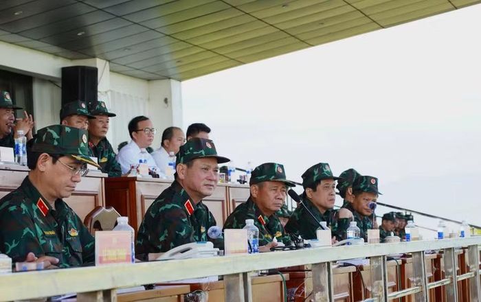 Thủ trưởng Bộ Tư lệnh Quân khu theo dõi, chỉ đạo diễn tập bắn đạn thật. Ảnh: Hồng Phúc