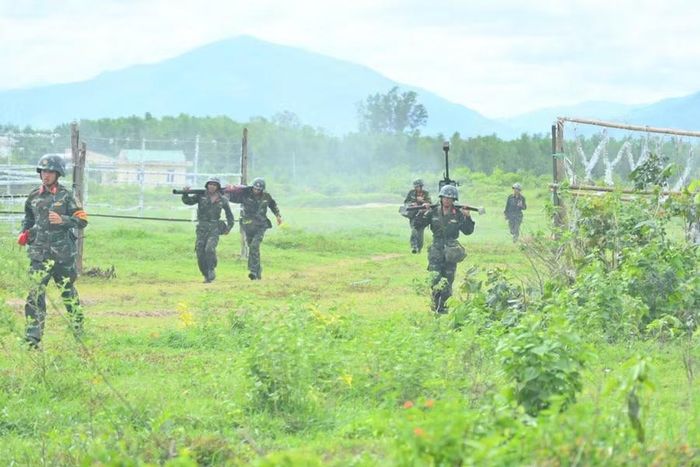 Bộ binh Trung đoàn 1 vượt cửa mở, chiếm lĩnh đầu cầu. Ảnh: Hồng Phúc