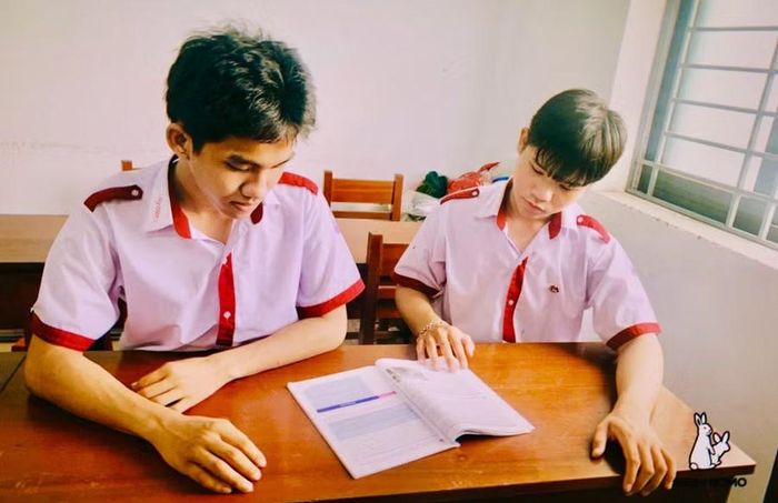  Em Lê Võ Anh Tuấn (bên phải) lan tỏa niềm đam mê Lịch sử với bạn bè. Ảnh: NVCC 