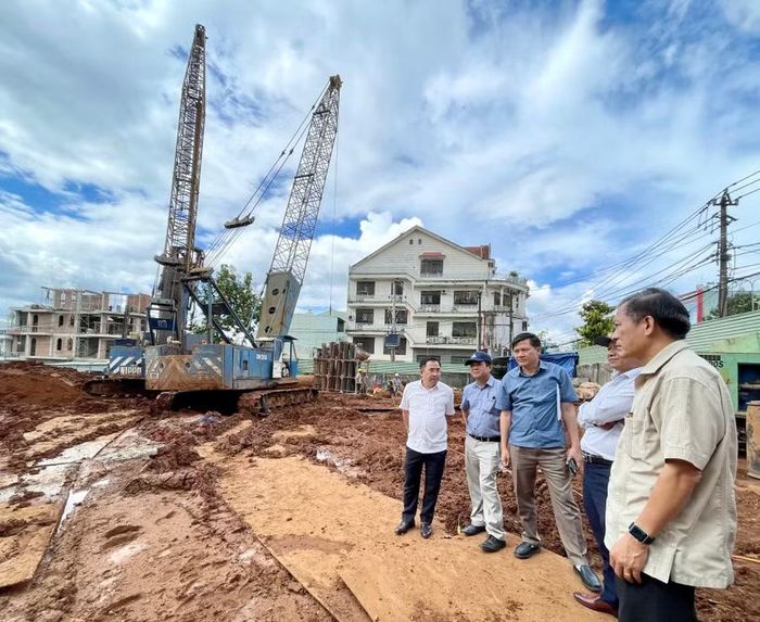  Tổ giám sát số 1 khảo sát thực tế tại Dự án xây dựng Khu phức hợp nhà ở cao tầng và thương mại Phù Đổng của Công ty Tập đoàn Hoàng Anh Gia Lai. Ảnh: Vũ Thảo 