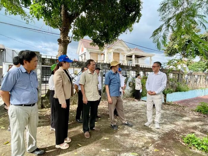 Tổ Giám sát số 1 trao đổi với nhà đầu tư Dự án Khu dân cư đường Lương Thạnh, phường Pleiku. Ảnh: Vũ Thảo 