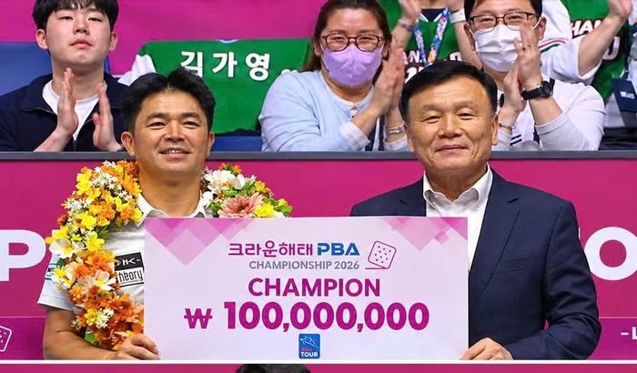  Quốc Nguyện nhận 100 triệu Won cho chức vô địch. Ảnh: PBA 