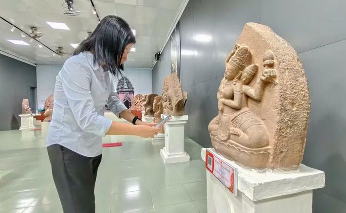  Chỉ với một thao tác quét mã đơn giản bằng điện thoại thông minh, khách tham quan Bảo tàng tỉnh Gia Lai sẽ được mở ra một thế giới trực quan giới thiệu các bảo vật quốc gia trưng bày tại đây. Ảnh: Ngọc Nhuận 