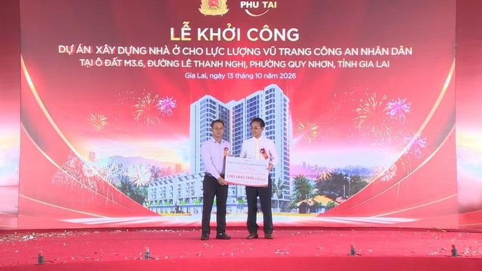 Công ty TNHH MTV Bất động sản Phú Tài trao tặng Quỹ Khuyến học phường Quy Nhơn 100 triệu đồng. Ảnh: Trung Nghĩa 