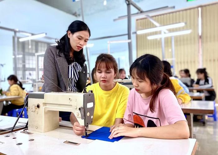 May thời trang là một trong những ngành, nghề trình độ trung cấp thuộc danh mục nghề nặng nhọc, độc hại, nguy hiểm, được giảm 70% học phí theo quy định. Ảnh: Nhã Uyên