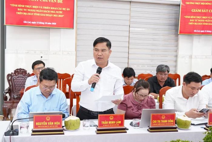  Đại diện lãnh đạo UBND phường Hoài Nhơn Bắc báo cáo tình hình triển khai các dự án đầu tư ngoài ngân sách Nhà nước giai đoạn 2021-2025 trên địa bàn. Ảnh: Nguyễn Hân 