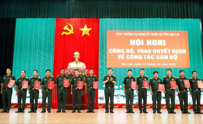  Đại tá Võ Tấn Tài - Chính ủy Bộ CHQS tỉnh Gia Lai trao quyết định điều động, bổ nhiệm cho cán bộ Ban CHQS cấp xã. Ảnh: Hồng Phúc 