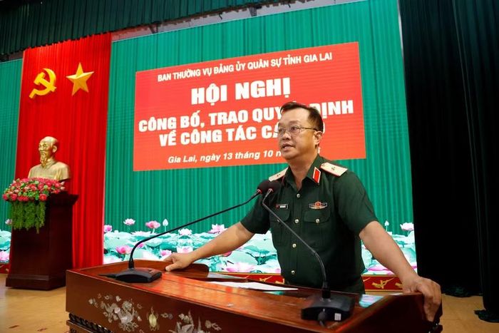  Thiếu tướng Trần Thanh Hải - Phó Tư lệnh Quân khu 5 phát biểu giao nhiệm vụ cho các cán bộ được điều động, bổ nhiệm. Ảnh: Hồng Phúc 