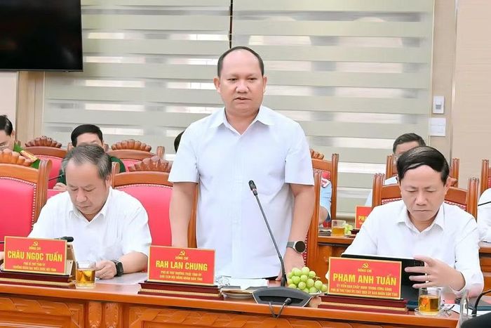  Phó Bí thư Thường trực Tỉnh ủy Rah Lan Chung nêu những khó khăn của Gia Lai trong việc sắp xếp, xử lý trụ sở dôi dư. Ảnh: Đức Thụy 
