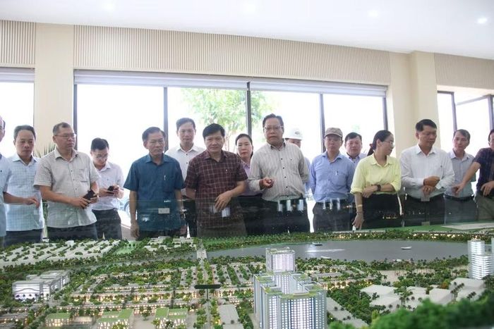  Đại diện chủ đầu tư Dự án Trung tâm trí tuệ nhân tạo và Đô thị phụ trợ FPT thông tin tình hình thực hiện dự án đến Tổ giám sát Thường trực HĐND tỉnh. Ảnh: Trọng Lợi 