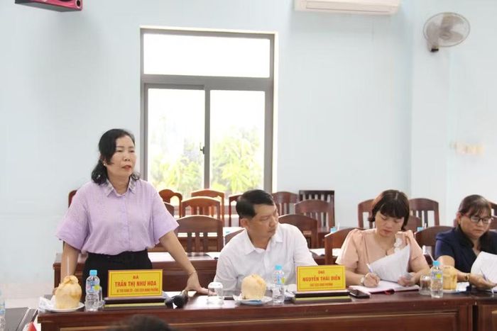  Bà Trần Thị Như Hoa - Bí thư Đảng ủy, Chủ tịch HĐND phường Quy Nhơn Bắc trao đổi một số liên quan tại buổi làm việc với Tổ giám sát Thường trực HĐND tỉnh. Ảnh: Trọng Lợi 