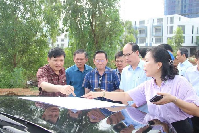  Tổ giám sát của Thường trực HĐND tỉnh giám sát tình hình dự án Bệnh viện quốc tế Long Vân. Ảnh: Trọng Lợi 