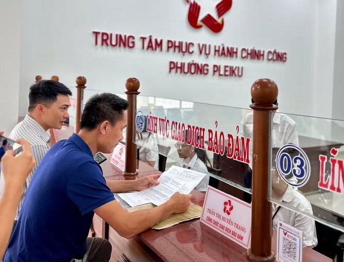 Người dân thực hiện thủ tục hành chính tại Trung tâm Phục vụ hành chính công phường Pleiku. Ảnh: Hà Duy