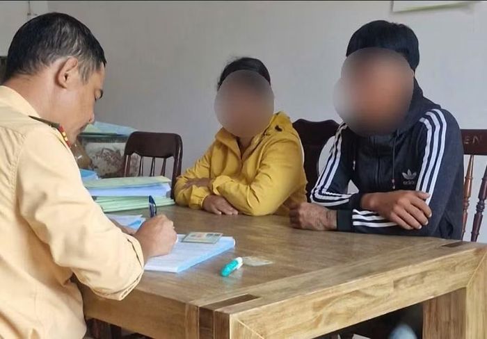  Lực lượng Công an đã xử phạt N. và mẹ của N. với số tiền 12,5 triệu đồng. Ảnh: Văn Kiên 