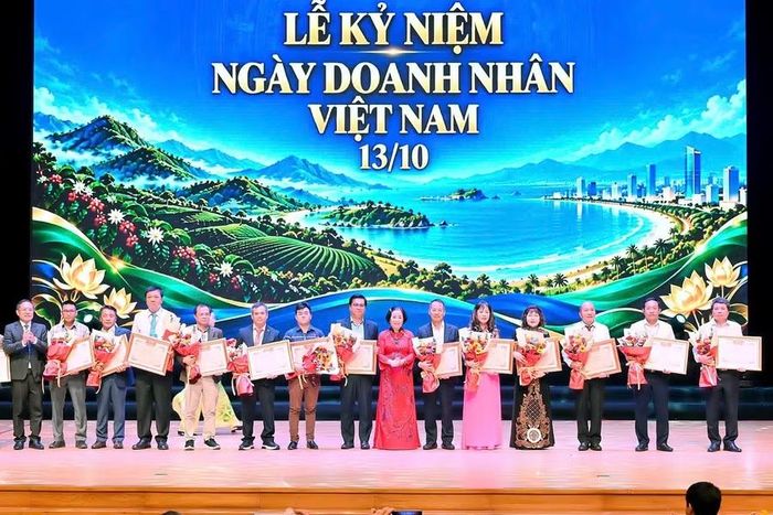 Hiệp hội Doanh nghiệp nhỏ và vừa Việt Nam khen thưởng 1 tập thể và 23 cá nhân có nhiều đóng góp trong thời gian qua. Ảnh: Đức Thụy 