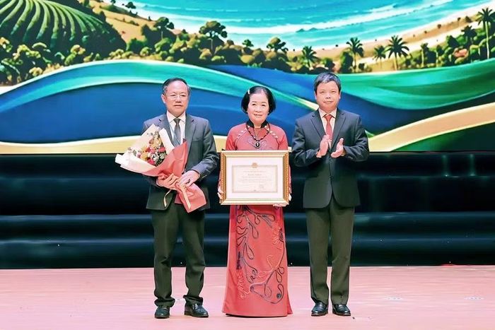  Hiệp hội Doanh nghiệp tỉnh Gia Lai nhận bằng khen của UBND tỉnh vì những thành tích xuất sắc trong hoạt động, góp phần kết nối, hỗ trợ cộng đồng doanh nghiệp và thúc đẩy phát triển kinh tế - xã hội địa phương. Ảnh: Đức Thụy 
