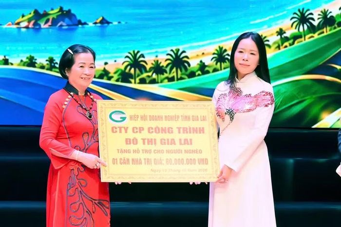  Đại diện Công ty CP Công trình Đô thị Gia Lai trao bảng tượng trưng hỗ trợ kinh phí xây dựng 1 căn nhà trị giá 60 triệu đồng. Ảnh: Đức Thụy 