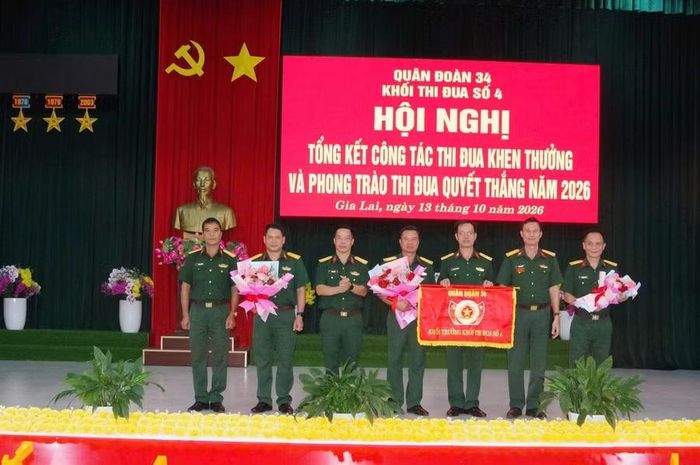  Khối thi đua số 4 bàn giao nhiệm vụ khối trưởng năm 2027 cho Trung đoàn Thông tin 29 và khối phó cho Lữ đoàn Tăng 273. Ảnh: Nguyễn Tú 