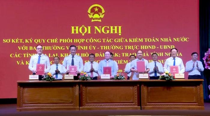  KTNN ký kết quy chế phối hợp công tác với Ban Thường vụ Tỉnh ủy, Thường trực HĐND và UBND tỉnh Gia Lai. Ảnh: Phi Long 