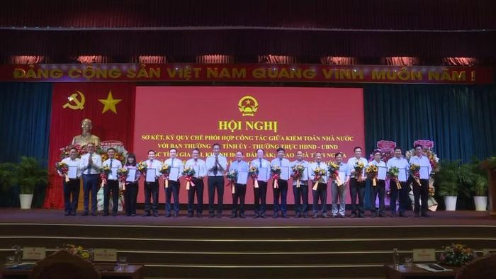  KTNN trao tặng Kỷ niệm chương "Vì sự nghiệp KTNN" cho lãnh đạo tỉnh Gia Lai, Khánh Hòa, Đắk Lắk và lãnh đạo sở, ngành các địa phương. Ảnh: Phi Long 