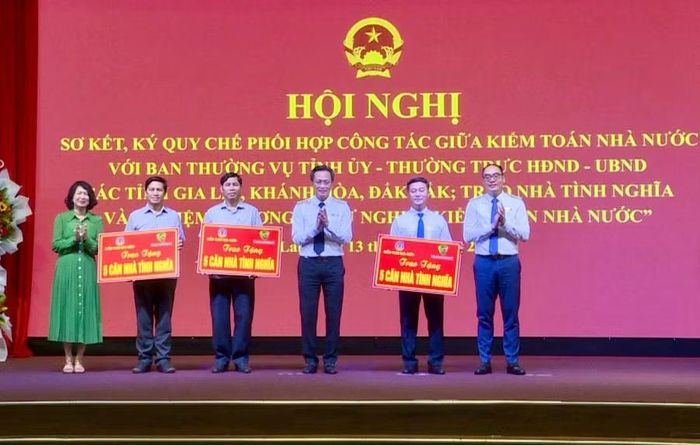  KTNN trao tặng biểu trưng Nhà tình nghĩa cho đại diện lãnh đạo 3 tỉnh Gia Lai, Khánh Hòa, Đắk Lắk. Ảnh: Phi Long 