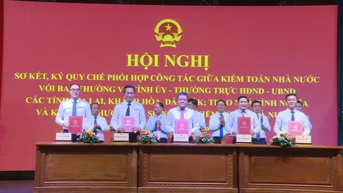  KTNN ký quy chế phối hợp công tác với Ban Thường vụ Tỉnh ủy, Thường trực HĐND và UBND tỉnh Khánh Hòa. Ảnh: Phi Long 
