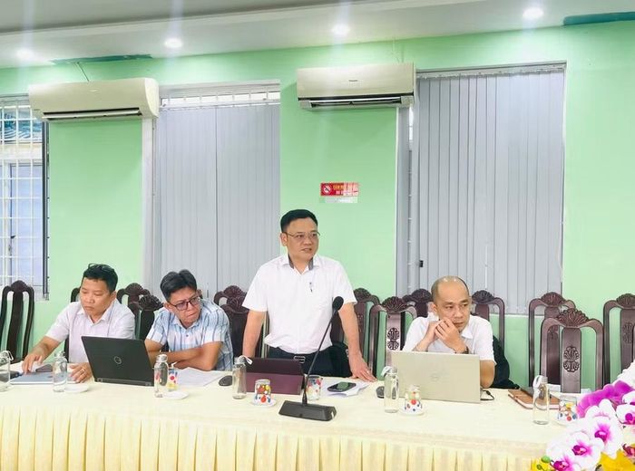  Đại diện Chi nhánh Ngân hàng Chính sách xã hội tỉnh thông tin việc triển khai chính sách về tiếp cận vốn tín dụng ưu đãi trong triển khai các dự án NƠXH. Ảnh: Hồng Thương 