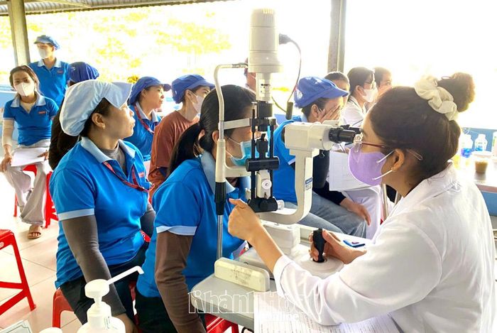 Chi nhánh Nha Trang - Công ty Cổ phần Quốc tế Phong Phú tổ chức khám sức khỏe cho người lao động.
