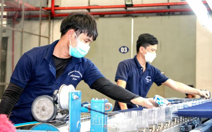 Công nhân Công ty TNHH Vĩnh Phương trong giờ làm việc.