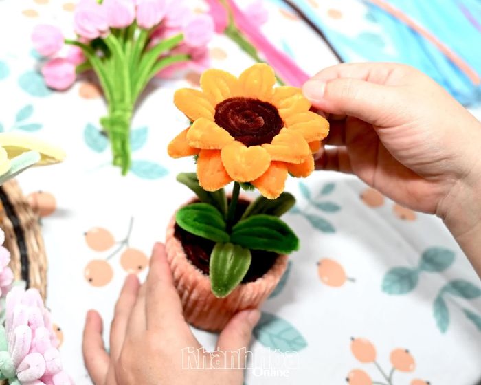 Bông hướng dương được tạo hình từ sợi kẽm nhung.